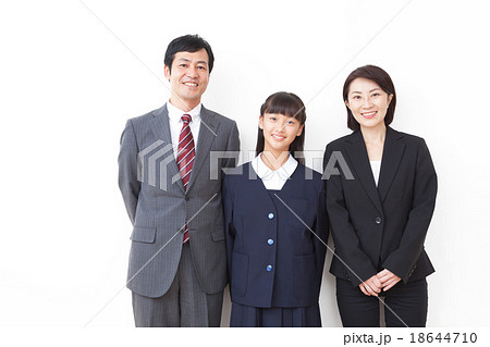 女子中学生と両親 18644710