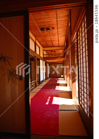 真田邸の廊下 18645596
