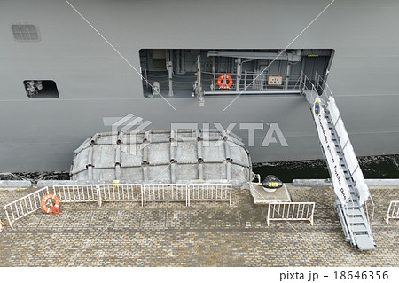 いずも　護衛艦　横浜　大桟橋 18646356