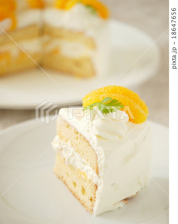 オレンジのショートケーキ(縦位置) オレンジのショートケーキ(縦位置) 18647656