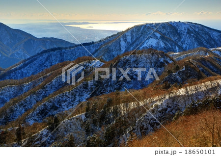 丹沢・表尾根から望む三ノ塔と江ノ島方面の海岸 18650101