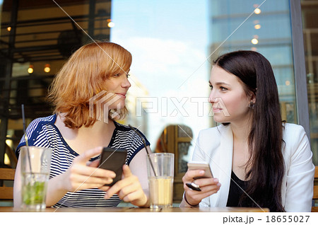 Two woman talking 18655027