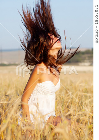 Beautiful woman on the corn field Beautiful woman on the corn field 18655051