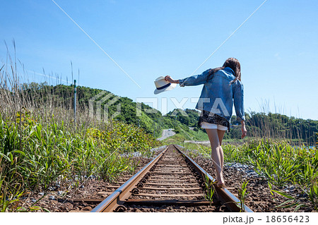 線路 女性 歩くの写真素材