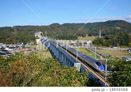 魚津の田園地帯を走り抜ける北陸新幹線 18656568