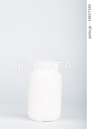 .Pills and drug container isolated 18657160