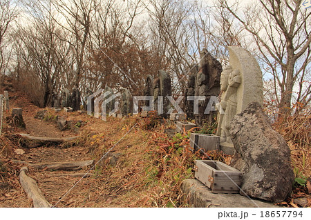水沢山登山道にある石像（群馬県） 18657794