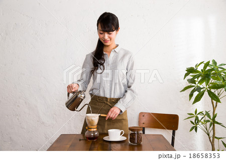 コーヒーを入れる女性の写真素材 [18658353] - PIXTA