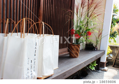 愛媛県内子町にて、提灯と生け花 愛媛県内子町にて、提灯と生け花 18659806