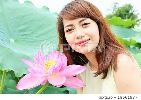 綺麗なベトナム女性と蓮の花の写真素材