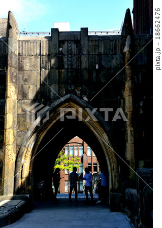 東京大学本郷キャンパス-４月ー安田講堂の入口（車寄せ） 18662476