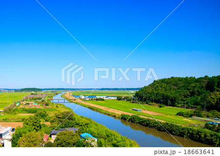 秋の田園風景を空撮 18663641