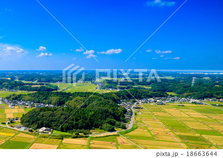 秋の田園風景を空撮 秋の田園風景を空撮 18663644