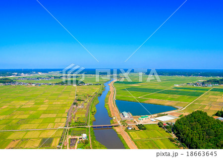 秋の田園風景を空撮 秋の田園風景を空撮 18663645
