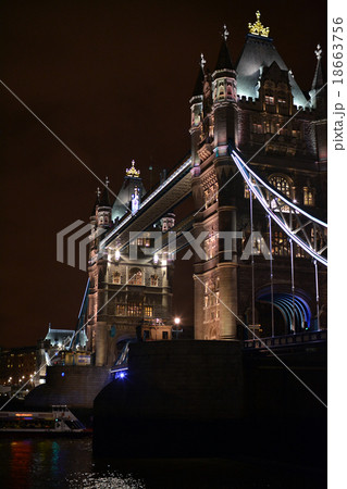 タワーブリッジの夜景 テムズ川 縦位置 18663756