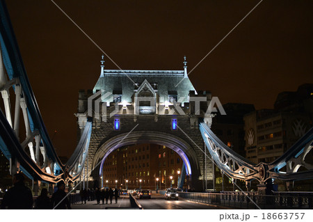 ロンドン 夜のタワーブリッジを渡る テムズ川 ロンドン 夜のタワーブリッジを渡る テムズ川 18663757