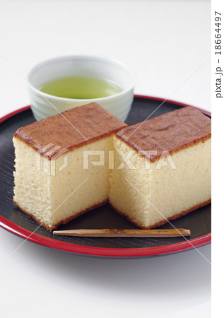 カステラと緑茶（縦位置） 18664497