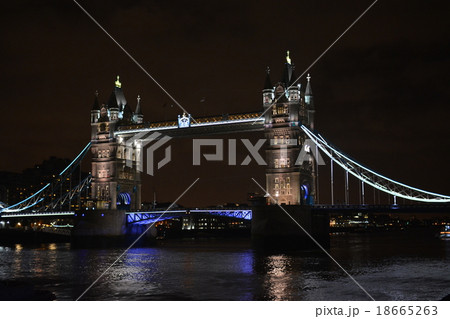 夜のテムズ川とタワーブリッジ ロンドンの夜景 18665263