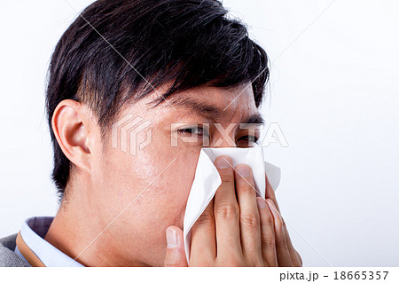鼻をかむ男性 18665357