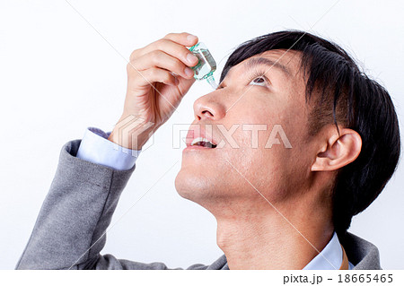 目薬を注すビジネスマン 18665465