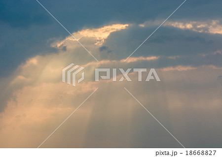 Crepuscular rays 18668827
