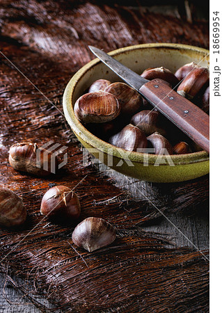 Uncooked edible chestnuts Uncooked edible chestnuts 18669954