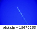 飛行機雲INブルースカイ 18670265