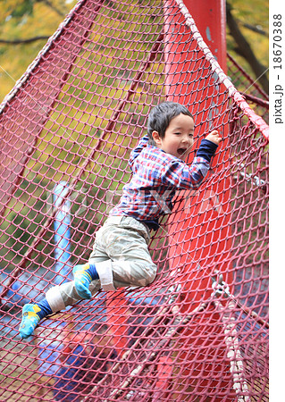 公園の遊具で遊ぶ幼稚園児 18670388