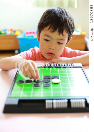 オセロゲームをする幼児の写真素材