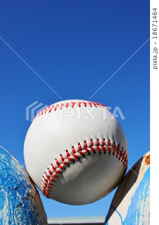 野球の硬式球 18671464