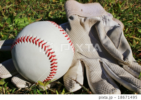 野球の硬式球 18671495