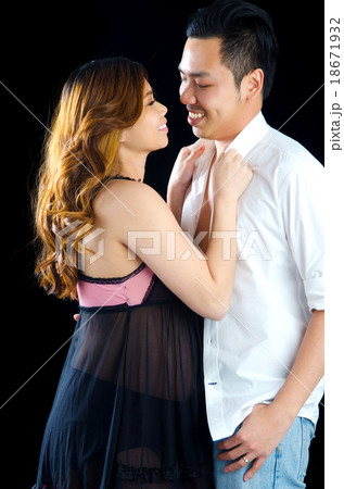Asian pregnant woman and husband Asian pregnant woman and husband 18671932
