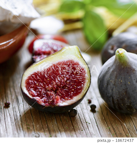 figs on a rustic wooden table 18672437