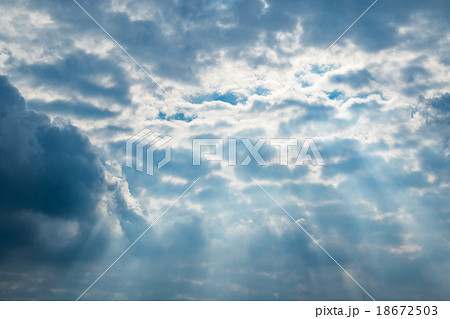 秋の空 白い雲と青い空 背景素材 コピースペース 文字スペース 積雲 層積雲か高積雲か乱層雲 雨雲の写真素材