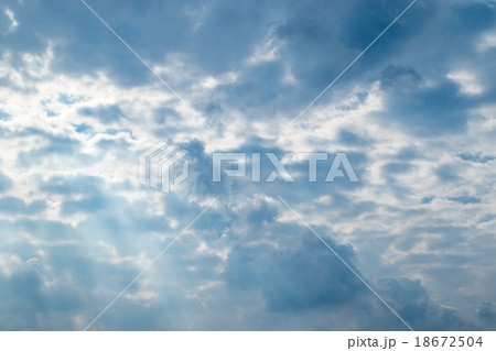 秋の空 白い雲と青い空 背景素材 コピースペース 文字スペース 積雲 層積雲か高積雲か乱層雲 雨雲 秋の空 白い雲と青い空 背景素材 コピースペース 文字スペース 積雲 層積雲か高積雲か乱層雲 雨雲 18672504