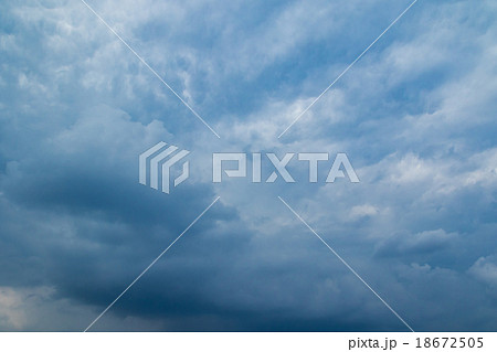秋の空　白い雲と青い空　背景素材　コピースペース　文字スペース　積雲　層積雲か高積雲か乱層雲　雨雲 18672505