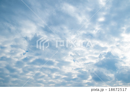 秋の空 白い雲と青い空 背景素材 コピースペース 文字スペース 積雲 層積雲か高積雲か乱層雲 雨雲 秋の空 白い雲と青い空 背景素材 コピースペース 文字スペース 積雲 層積雲か高積雲か乱層雲 雨雲 18672517