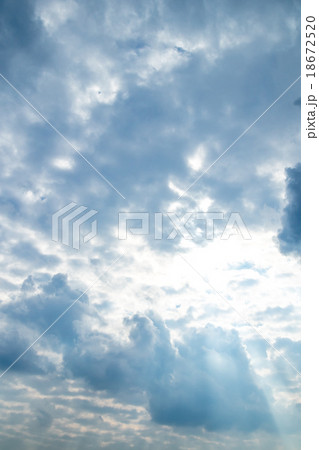 秋の空 白い雲と青い空 背景素材 コピースペース 文字スペース 積雲 層積雲か高積雲か乱層雲 雨雲 秋の空 白い雲と青い空 背景素材 コピースペース 文字スペース 積雲 層積雲か高積雲か乱層雲 雨雲 18672520