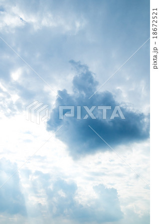 秋の空　白い雲と青い空　背景素材　コピースペース　文字スペース　積雲　層積雲か高積雲か乱層雲　雨雲 18672521
