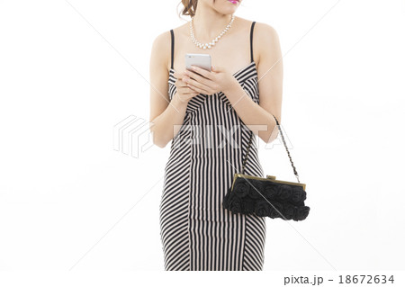 若い女性 スマホ操作 ボディパーツ 若い女性 スマホ操作 ボディパーツ 18672634