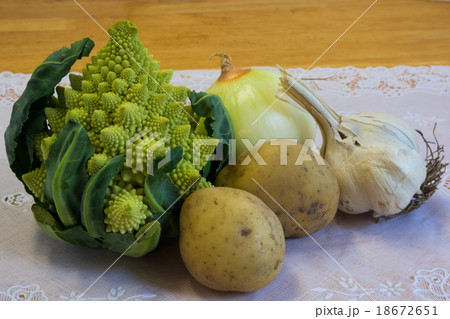 テーブルの上のロマネスコと野菜 テーブルの上のロマネスコと野菜 18672651