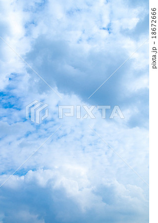 秋の空　白い雲と青い空　背景素材　コピースペース　文字スペース　積雲　層積雲か高積雲イメージ 18672666