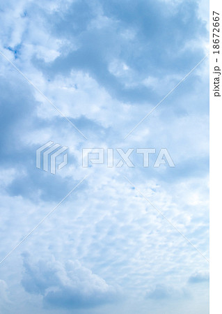 秋の空　白い雲と青い空　背景素材　コピースペース　文字スペース　積雲　層積雲か高積雲イメージ 18672667
