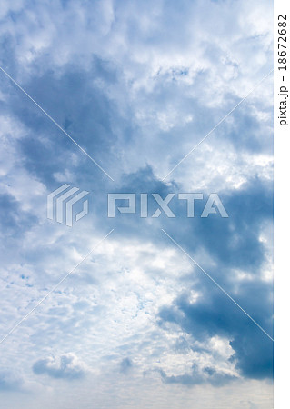 秋の空 白い雲と青い空 背景素材 コピースペース 文字スペース 積雲 層積雲か高積雲イメージ 秋の空 白い雲と青い空 背景素材 コピースペース 文字スペース 積雲 層積雲か高積雲イメージ 18672682