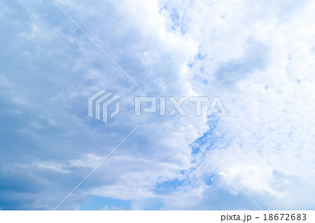 秋の空 白い雲と青い空 背景素材 コピースペース 文字スペース 積雲 層積雲か高積雲イメージ 秋の空 白い雲と青い空 背景素材 コピースペース 文字スペース 積雲 層積雲か高積雲イメージ 18672683