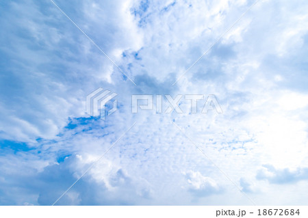 秋の空 白い雲と青い空 背景素材 コピースペース 文字スペース 積雲 層積雲か高積雲イメージ 秋の空 白い雲と青い空 背景素材 コピースペース 文字スペース 積雲 層積雲か高積雲イメージ 18672684