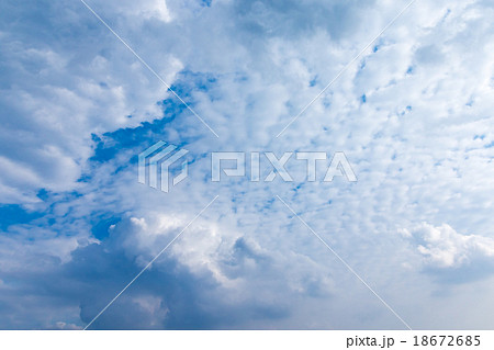 秋の空　白い雲と青い空　背景素材　コピースペース　文字スペース　積雲　層積雲か高積雲イメージ 18672685