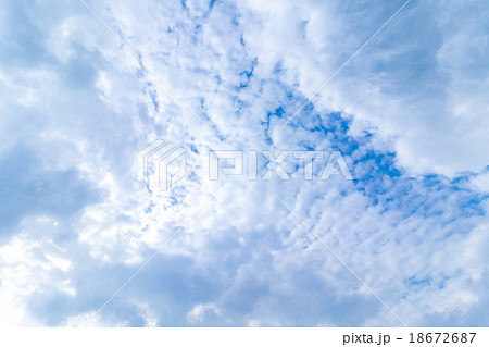 秋の空 白い雲と青い空 背景素材 コピースペース 文字スペース 積雲 層積雲か高積雲イメージ 秋の空 白い雲と青い空 背景素材 コピースペース 文字スペース 積雲 層積雲か高積雲イメージ 18672687
