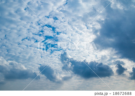秋の空　白い雲と青い空　背景素材　コピースペース　文字スペース　積雲　層積雲か高積雲イメージ 18672688