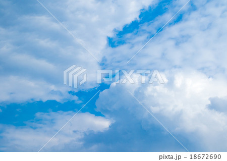 秋の空　白い雲と青い空　背景素材　コピースペース　文字スペース　積雲　層積雲か高積雲イメージ 18672690